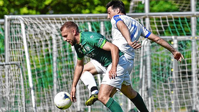 Der Brigachtaler Patrick Bronner (grünes Trikot) sichert sich den Ball vor Ivica Jozinovic vom NK Hajduk VS. In den 90 Minuten gab es ...