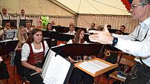 Für Stimmung beim Frühschoppen sorgt die Musikkapelle aus Vilsingen, geleitet von Dirigent Alexander Bücheler (rechts), beim Fest des ...