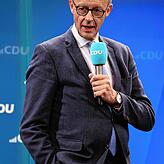 Ganz locker: Friedrich Merz entwirft die großen Linien in Wirtschafts- und Außenpolitik. Der routinierte Redner kommt ohne Notizen aus.