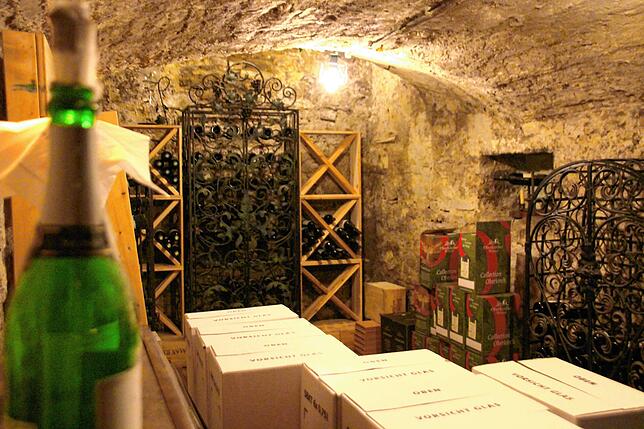 Im Weinkeller des Narrengerichts lagern die Strafweine, die die Beklagten liefern müssen.