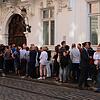 Prozessauftakt in Freiburg: Eine lange Schlange wartet vor dem Landgericht auf den Einlass