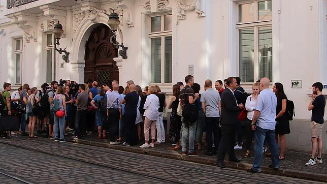 Prozessauftakt in Freiburg: Eine lange Schlange wartet vor dem Landgericht auf den Einlass.