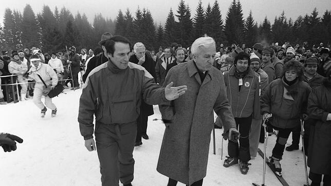Bürgermeister Johann Meier (links) konnte im Winter 1987 Bundespräsident Richard von Weizsäcker bei einer Sportveranstaltung in ...
