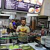 Servet Karaaslan bereitet einen Döner zu.