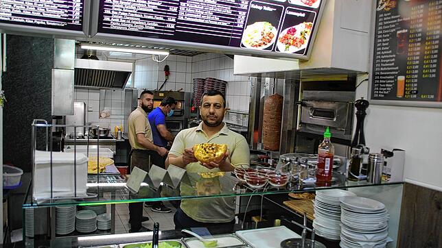 Servet Karaaslan bereitet einen Döner zu.