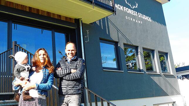 Die Betreiber Sebastian und Nina Gwyn Weiland mit ihrem 8 Monate alten Sohn Riley.