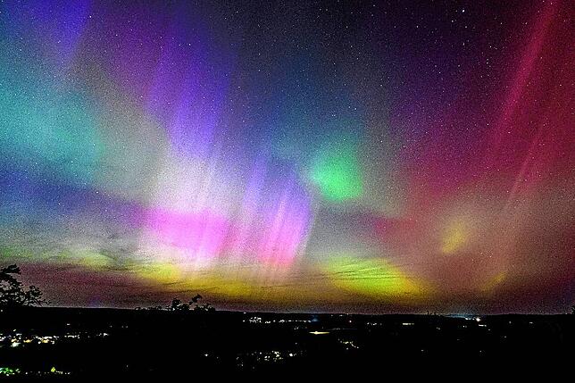 Einen vielfarbigen Himmel macht der Hobbyfotograf aus Rielasingen-Worblingen sichtbar.
