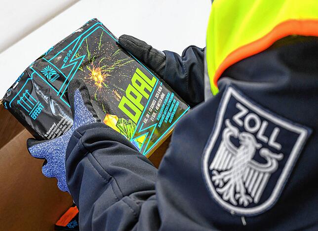 Eine Zollbeamtin überprüft Feuerwerk. (Symbolbild)