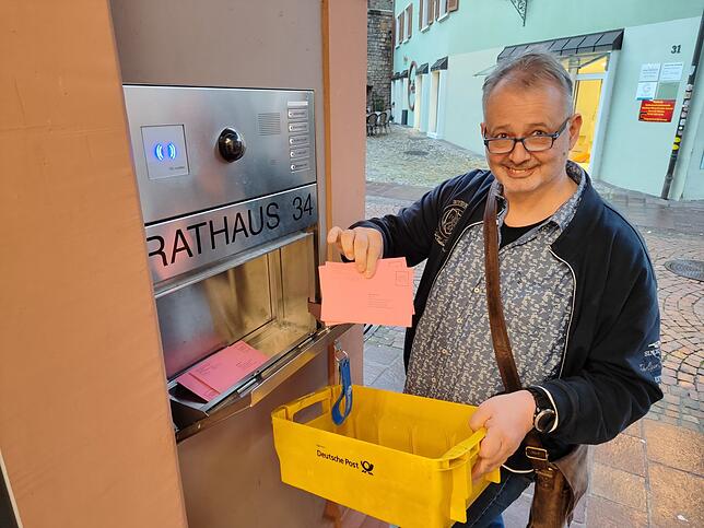 Thomas Bernauer leert den Briefkasten mit den Briefwahlstimmten am Rathaus Tiengen.