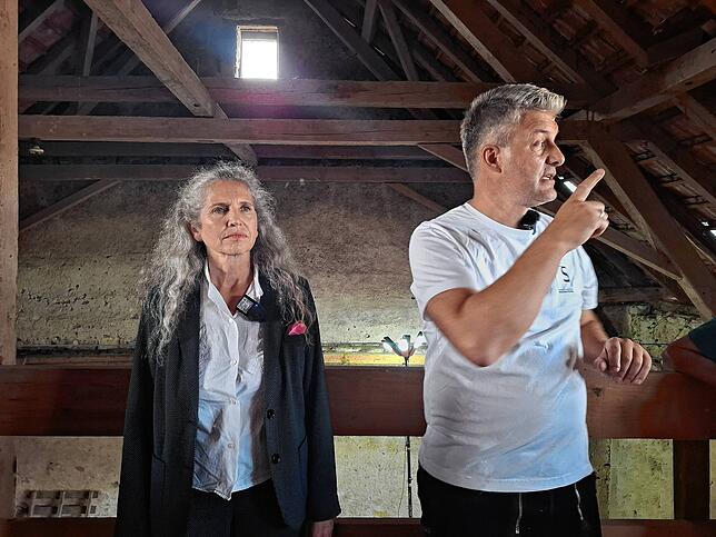 Corinna Wagner (links) und Sebastian Schmäh (rechts) in der Ökonomie.