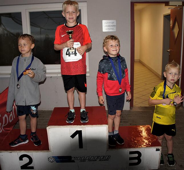 Bei der Murgtal-Trophy freuten sich die männlichen Teilnehmer U8 über ihre Platzierungen: 1. Julian Frommherz, 2. Luca Wiesler, 3. Tim ...