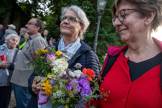 Auf dem Vorplatz zur Klosterkirche startet gleich die Lichterprozession. Wie jedes Jahr sind Zdenka Misetic und Brigitte Schulz (von ...