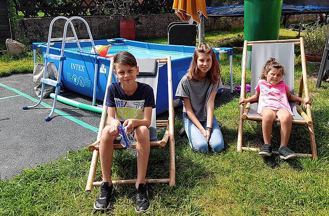 Die drei Geschwister (von links) Tom, Hannah und Inka Weidner aus Riedöschingen vergnügen sich gerne im Garten, wobei der eigene Pool ...