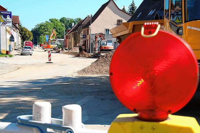 Für den Verkehr ist die Schaffhauser Straße komplett gesperrt. Ausgenommen sind Anwohner und Kunden der anliegenden Geschäfte.