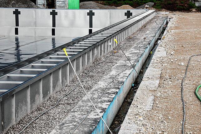Becken im Becken: Das neue Edelstahlbecken wurde innnerhalb des alten Beckens gebaut und ist daher etwas schmaler. Anstatt viereinhalb ...