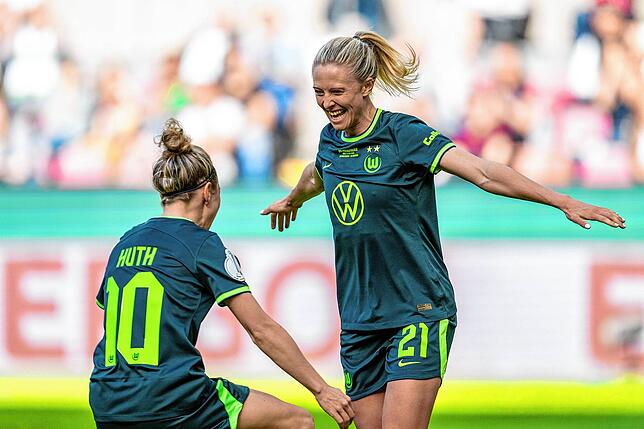 Wolfsburgs Rebecka Blomqvist (r) jubelt nach ihrem Tor zum 2:1 mit Wolfsburgs Svenja Huth.