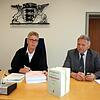 Berufs- und Laienrichter sprechen gemeinsam Recht: Amtsgerichtsdirektorin Maria Goj und Schöffe Dieter Michel in einem Gerichtssaal des ...