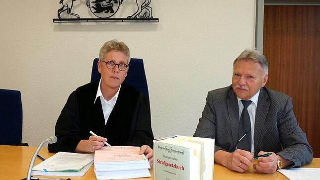 Berufs- und Laienrichter sprechen gemeinsam Recht: Amtsgerichtsdirektorin Maria Goj und Schöffe Dieter Michel in einem Gerichtssaal des ...