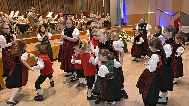 Im vergangenen Jahr haben sie den Sozialpreis gewonnen: Die Kindergruppe der Heimatzunft unter der Leitung von Ilona Hermann und Günter ...