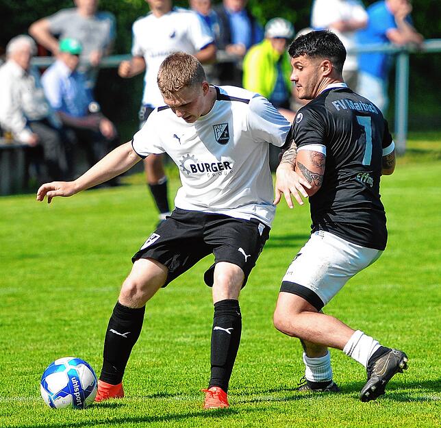 Marbachs Marco Effinger (rechts) versucht an den Ball zu gelangen.