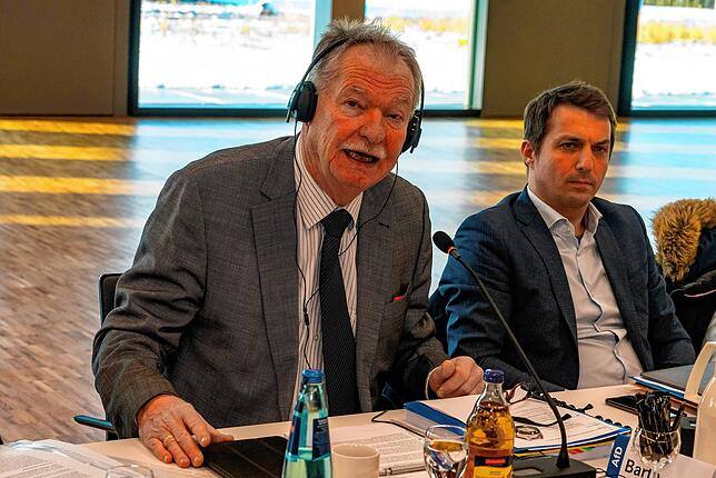 Olaf Barth und Martin Rothweiler (von links) in einer Gemeinderatssitzung in der Neckarhalle am 29. Januar 2020 bei der Abstimmung über ...