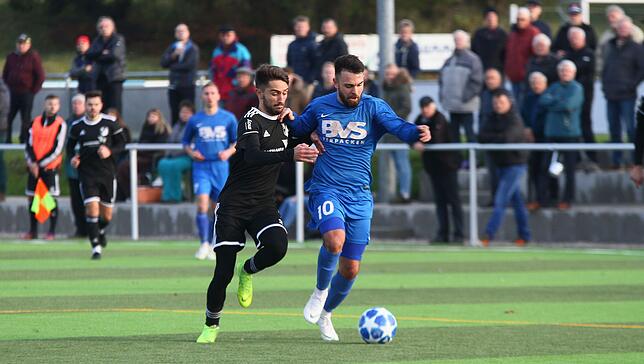 Ausgebremst: Zwar erzielte Sandro D'Accurso (rechts, gegen Felix Zölle) sein Tor. An der deutlichen 2:5-Niederlage des FC Erzingen gegen ...