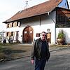 Ortsvorsteher Jürgen Räuber vor einem Haus im Innerdorf, das die für Karsau typische Struktur aufweist: Die Scheune ist direkt mit dem ...