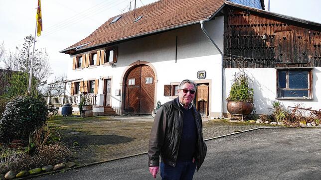 Ortsvorsteher Jürgen Räuber vor einem Haus im Innerdorf, das die für Karsau typische Struktur aufweist: Die Scheune ist direkt mit dem ...