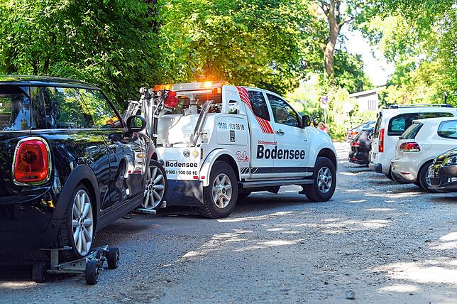 Bild 4: Parkchaos am Freizeitgelände Manzell: Stadt stellt Betonblöcke an Zufahrtsstraße auf, Abschleppdienst hat dennoch viel zu tun