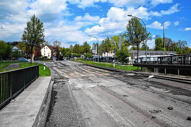 Bild 1: Asphalt weg, Geländer weg, Bohrkerne entnommen: So lief der ersten Tag mit Großbaustellen an zwei Stockacher Ortseingängen