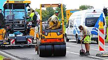 Halbseitig wird die B 31 gesperrt, während die Straßenbauer von Dobler den Asphalt richten.