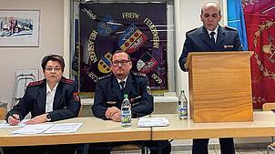 Von links: Schriftführerin Andrea Debatin, stellvertretender Feuerwehrkommandanten Daniel Pieper und Viktor Neumann bei der ...