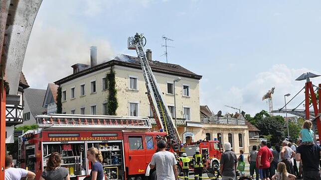 Dachstuhlbrand im Gebäude der Viktoria-Bar in Radolfzell, gegenüber dem Busbahnhof.