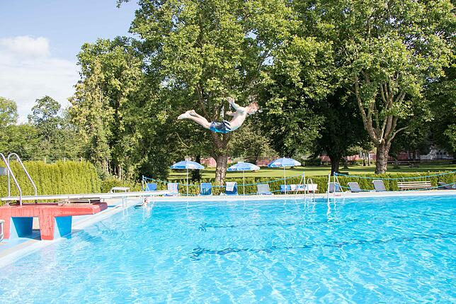 Damit die Besucher in kühles Wasser springen können, wird die Temperatur der Becken im Tiengener Freibad per Frischwasserzufuhr reguliert.