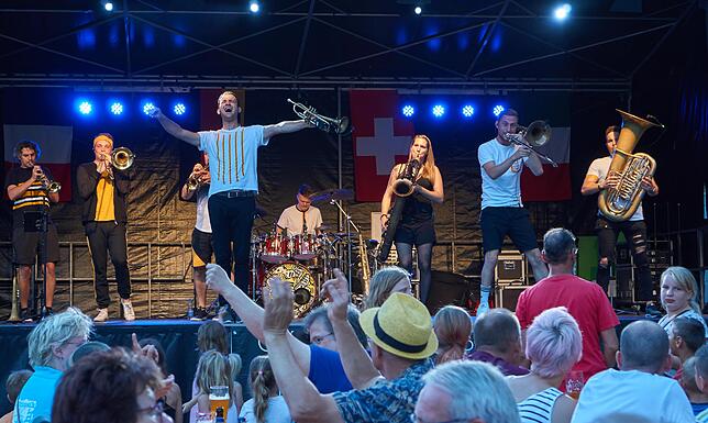 Feiern: Partystimmung und Festivallaune kam mit der energiegeladenen Brassband Fättes Blech auf. Die Band vom Bodensee macht Blasmusik ...