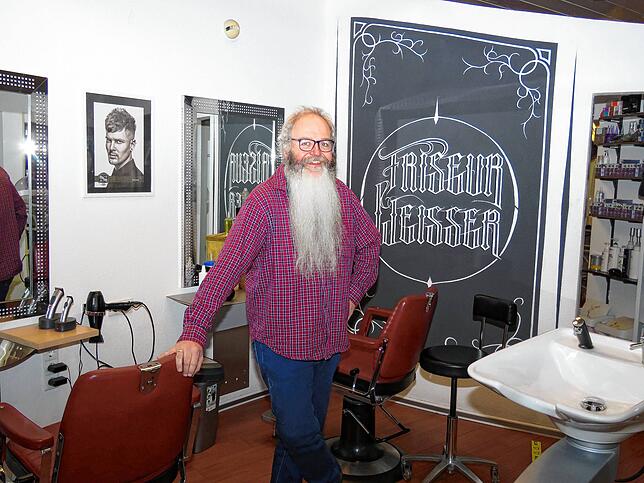 Elmar Weißer, Friseurmeister, ist schon seit gut 40 Jahren im Friseurhandwerk. Der Friseurmeister betreibt in Klengen ein gut gehendes ...
