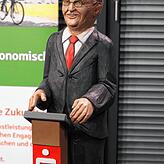 Der hölzerne Rombach: Von der Sparkasse erhielt der scheidende Vorstandsvorsitzende Heinz Rombach dieses Kunstwerk des Grafenhausener ...