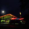 Eine Shell-Tankstelle bei Nacht: Hier wie an allen anderen Tankstellen in Deutschland soll der Sprit, bald weniger kosten. So das Ziel ...