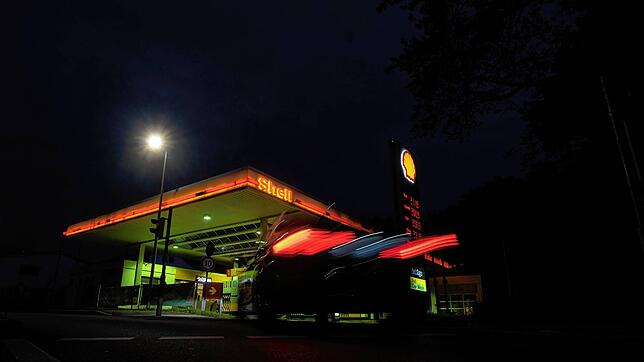 Eine Shell-Tankstelle bei Nacht: Hier wie an allen anderen Tankstellen in Deutschland soll der Sprit, bald weniger kosten. So das Ziel ...