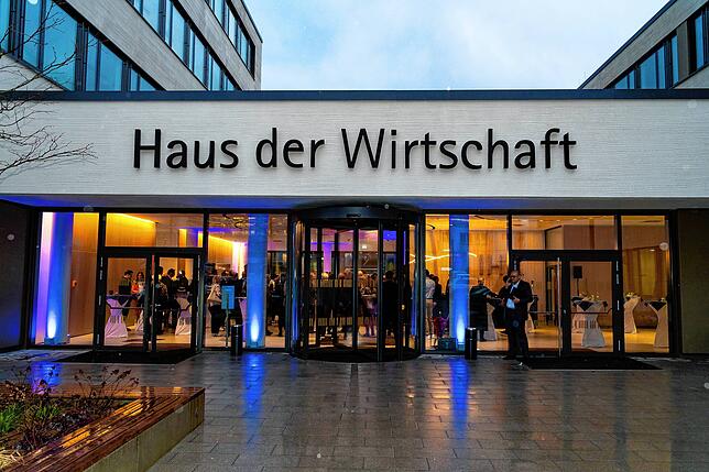 Der Eingangsbereich des neuen IHK Gebäudes.