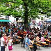 Im Schlossinnenhof lässt es sich auch bei hohen Temperaturen gut aushalten. Am kommenden Sonntag ist wieder der Herbst- und Bauernmarkt. ...