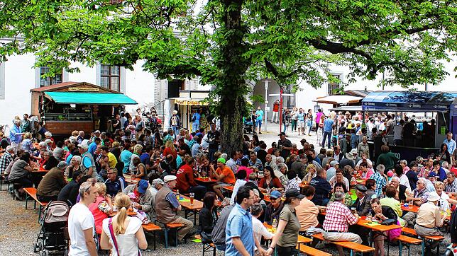 Im Schlossinnenhof lässt es sich auch bei hohen Temperaturen gut aushalten. Am kommenden Sonntag ist wieder der Herbst- und Bauernmarkt. ...