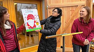 „Euer Guggi-Wichtel singt, dass es schallt: Guten Start im neuen Wald“: Angela Gorber (Mitte), Leiterin des Kindergartens Guggenbühl, ...