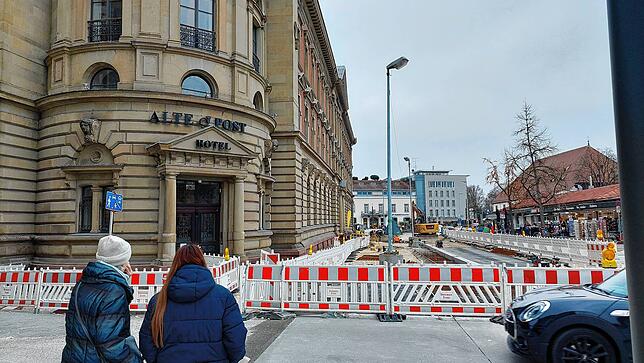 Das markante ehemalige Reichspostgebäude und das, was davon noch in die Gegenwart schwappt: Ein Teil wird vom Hotel „Alte Post“ genutzt.