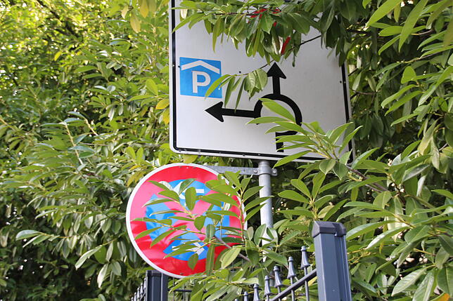 Mittlerweile sind die meisten Verkehrsschilder, die zum Parkhaus Post lotsen, überklebt. In der Mühlenstraße gibt es aber noch eines, ...