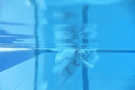 Der erste Sprung ins Wasser seit 8 Monaten.
