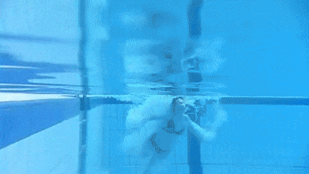 Der erste Sprung ins Wasser seit 8 Monaten.