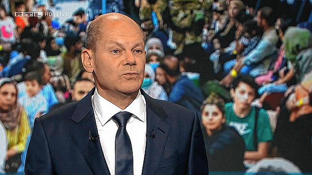 Kanzlerkandidat Olaf Scholz (SPD) steht bei der Sendung im Fernseh-Studio in Berlin-Adlershof.