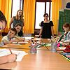 In der Meßkircher Conradin-Kreutzer-Schule unterrichten Nadine Knaus (links) und Oksana Makovetska ukrainische Kinder, die aus dem vom ...