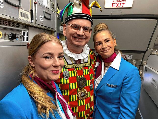 Narrenrichter Jürgen Koterzyna mit zwei Flugbegleiterinnen.